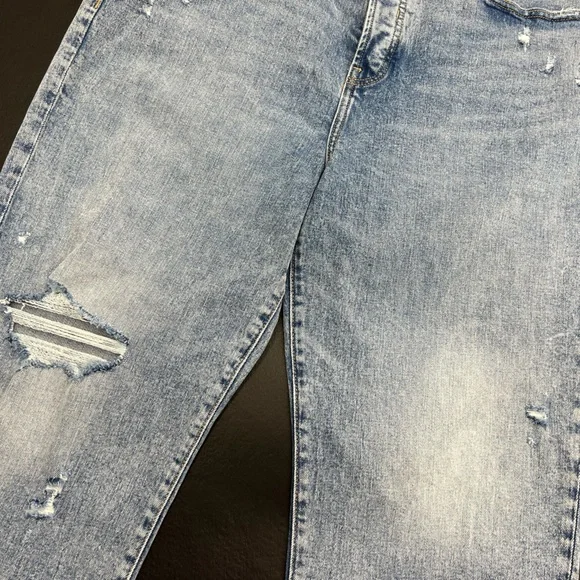 Lightwash Distressed Jeans - Picture 6 of 8